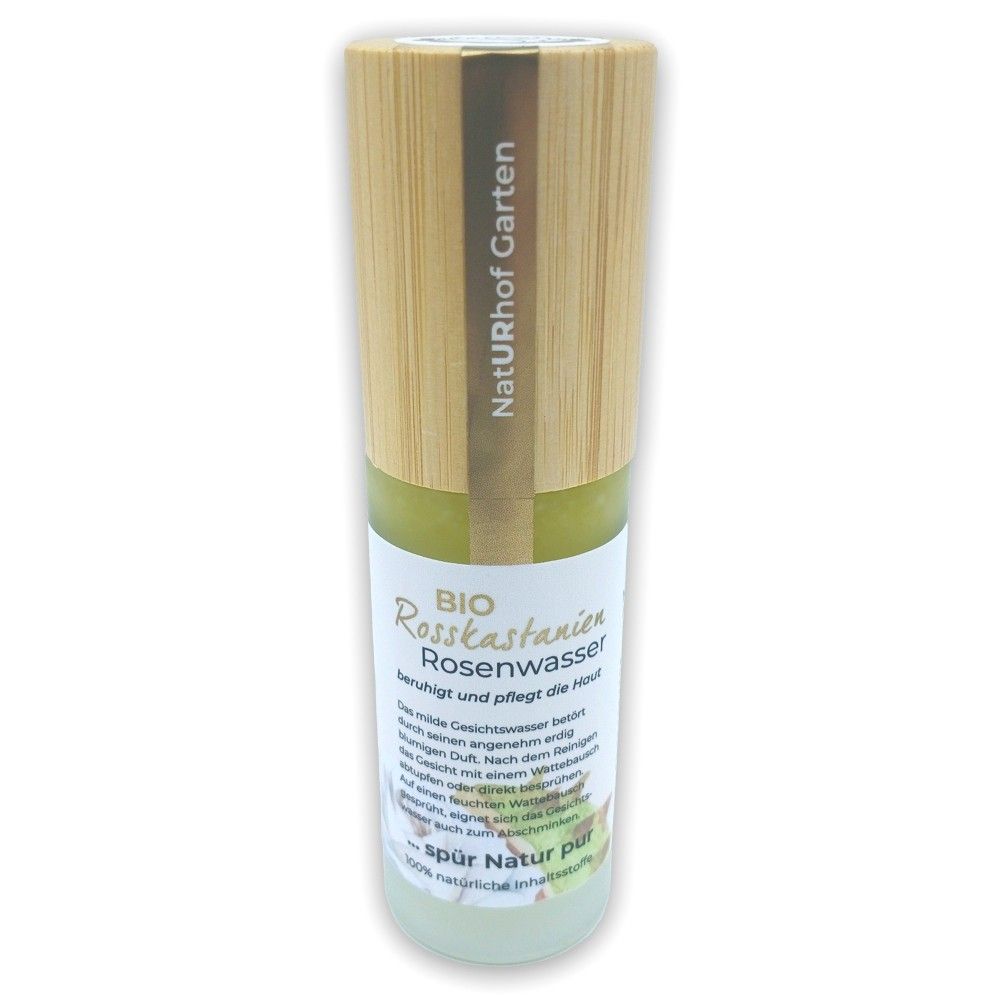 Zylindrische Flasche mit Holzdeckel. Aufschrift: BIO Rosskastanien Rosenwasser. Grünliche Flüssigkeit sichtbar. Etikett mit Text.