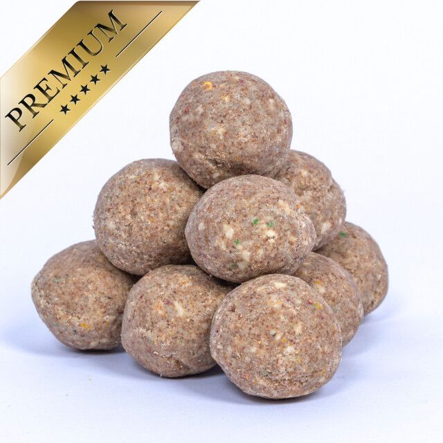 Meisenknödel pyramidenförmig angeordnet. Goldene Plakette: PREMIUM. Hintergrund: weiß.