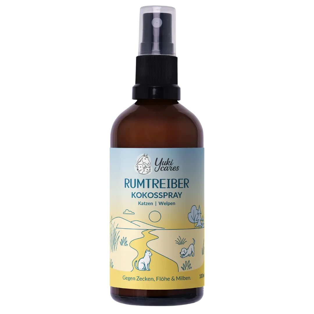 Braune Sprühflasche mit Etikett. Text: Rumtreiber Kokossspray, gegen Zecken, Flöhe & Milben. Logo: Yuki cares.