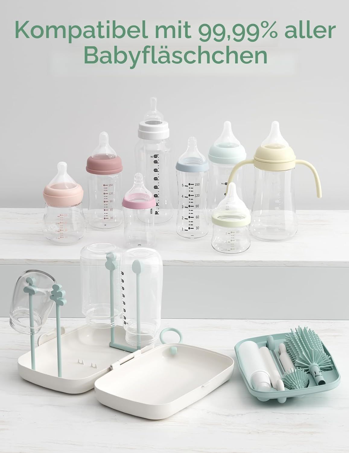 Mehrere Babyflaschen in verschiedenen Farben und Größen, daneben ein Abtropfgestell mit Flaschen und ein Reinigungsset.