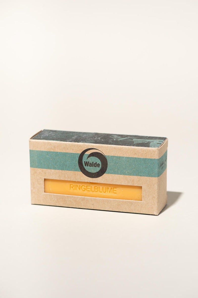 Seife in Kartonverpackung. Aufschrift "Walde" und "Ringelblume". Grün-braune Verpackung.