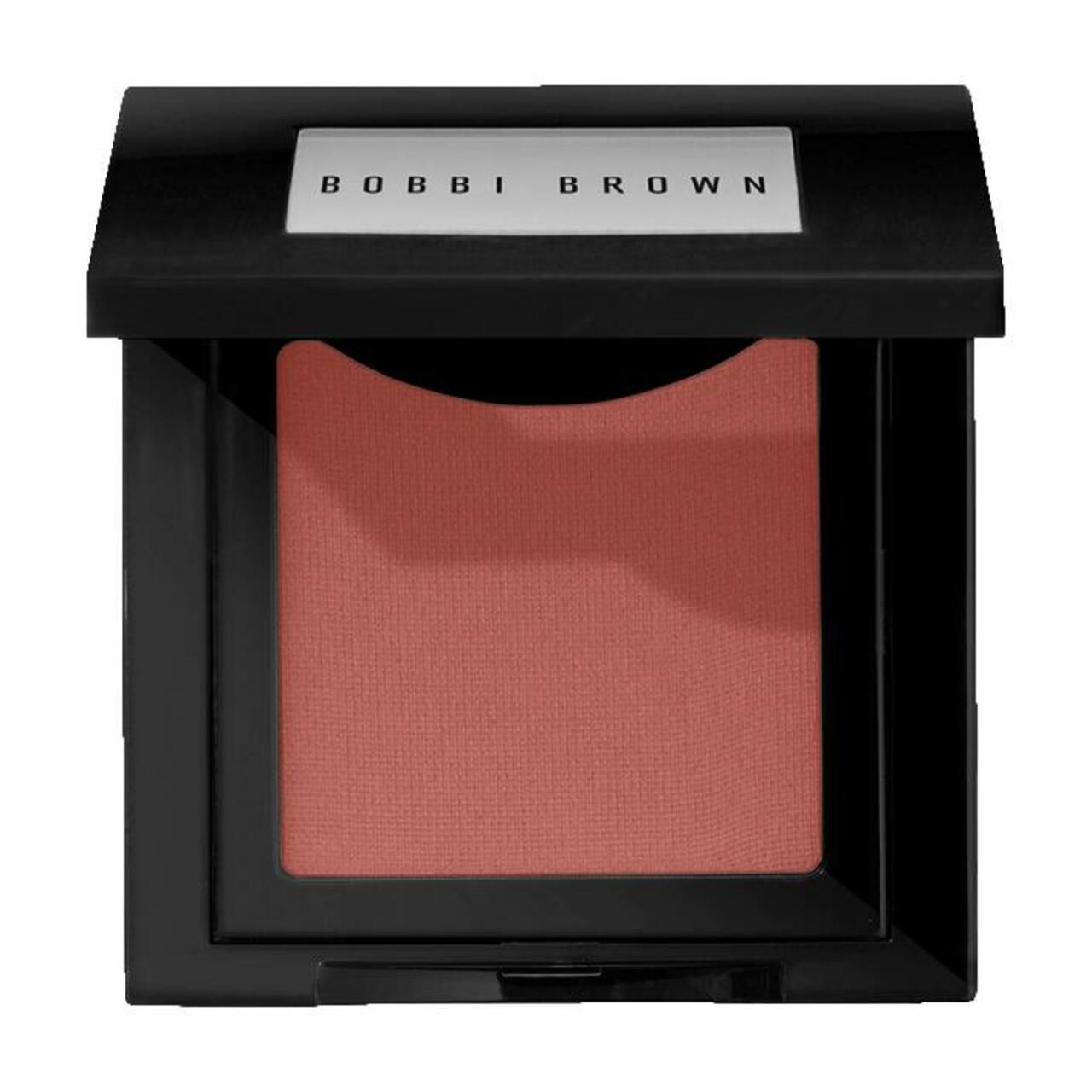 Blush in schwarzem Etui. Auf dem Deckel steht "BOBBI BROWN". Der Blush ist rosafarben.