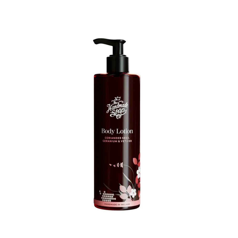 Braune Bodylotion-Flasche mit schwarzem Pumpkopf. Aufschrift: Body Lotion, Koriandersamen, Geranium & Vetiver. Blumenmuster.