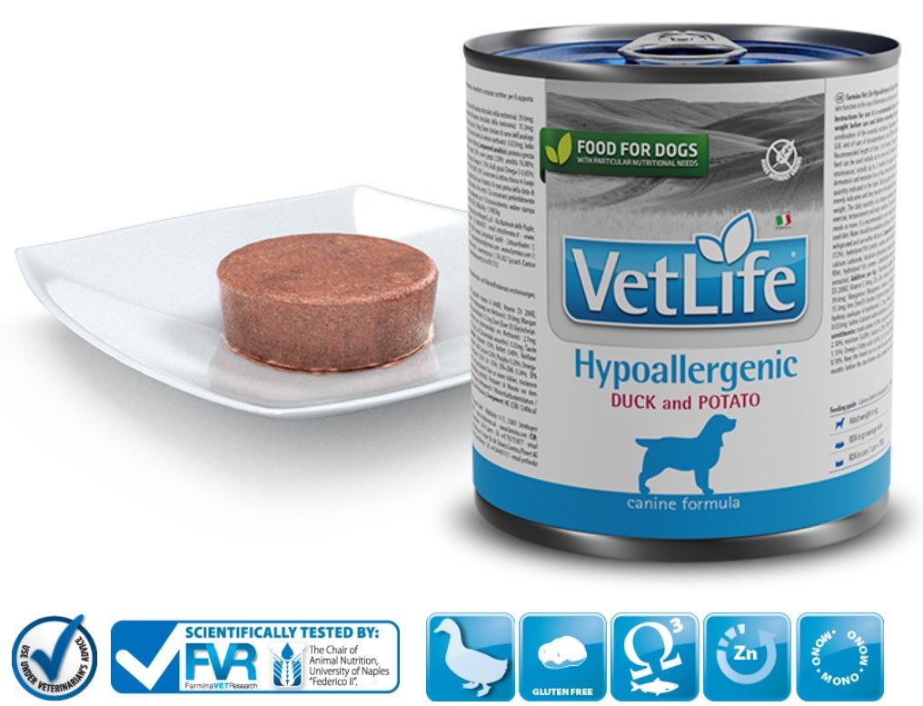 Hundefutterdose und Futter auf einem Teller. Dose mit "VetLife Hypoallergenic Duck and Potato". Auf dem Teller, Futter in Scheiben.