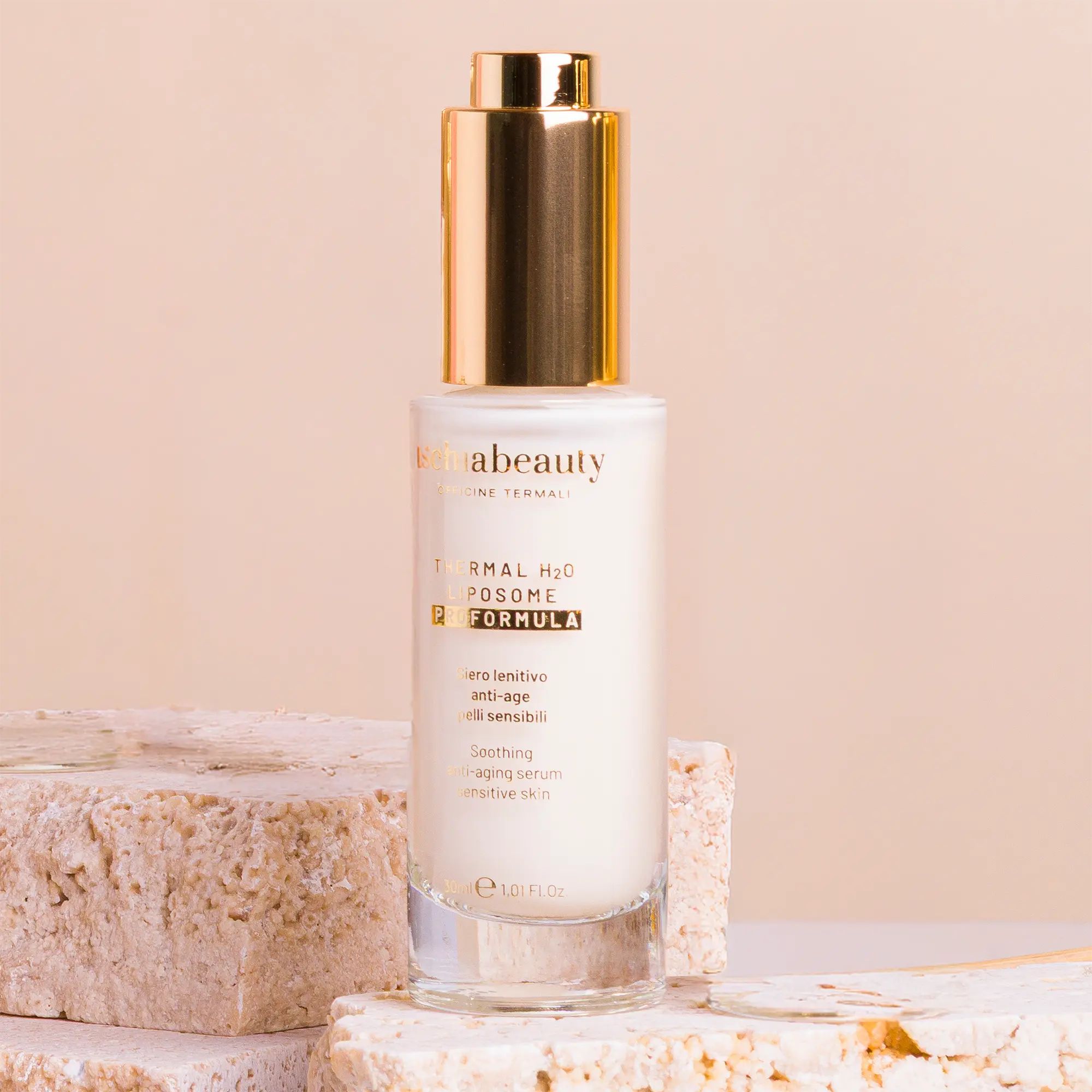 Weißes Serumfläschchen mit goldfarbenem Verschluss. Beschriftung: ischiabeauty, Thermal H2O, Liposome Formula, Siero lenitivo anti-age pelli sensibili.