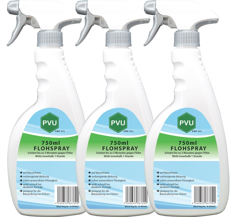 Drei weiße Sprühflaschen mit grün-blauem Etikett. Aufschrift: PVU, 750ml Flohspray. Sprühkopf grau.