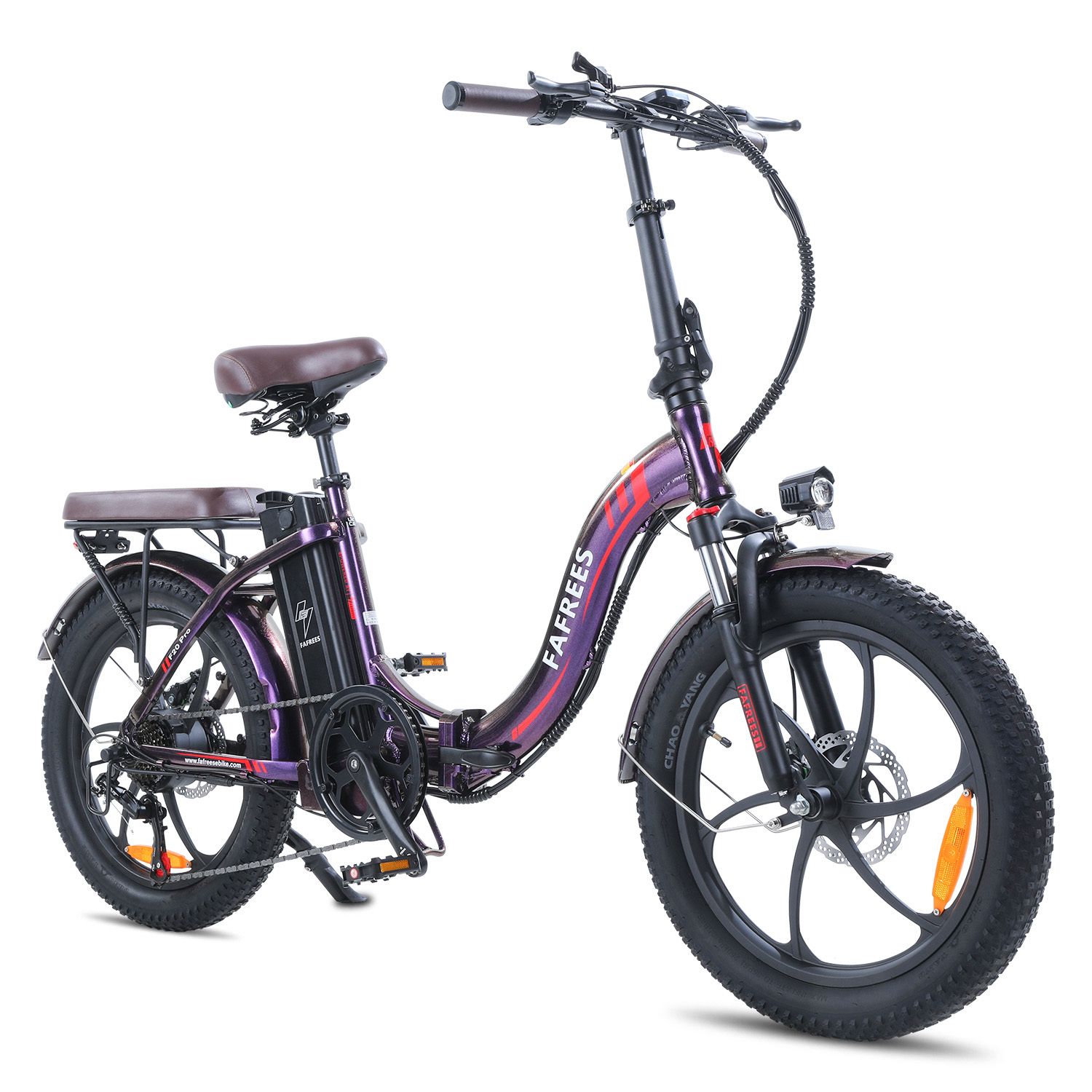 Faltbares E-Bike, lila, mit braunem Sattel und Gepäckträger. Schwarze Reifen, Felgen mit orangefarbenen Reflektoren. Marke FAFREES.