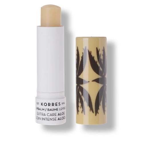 Lippenbalsam mit geöffneter weißer Hülse und separater, bedruckter Kappe. Aufschrift: KORRES, EXTRA CARE ALOE.