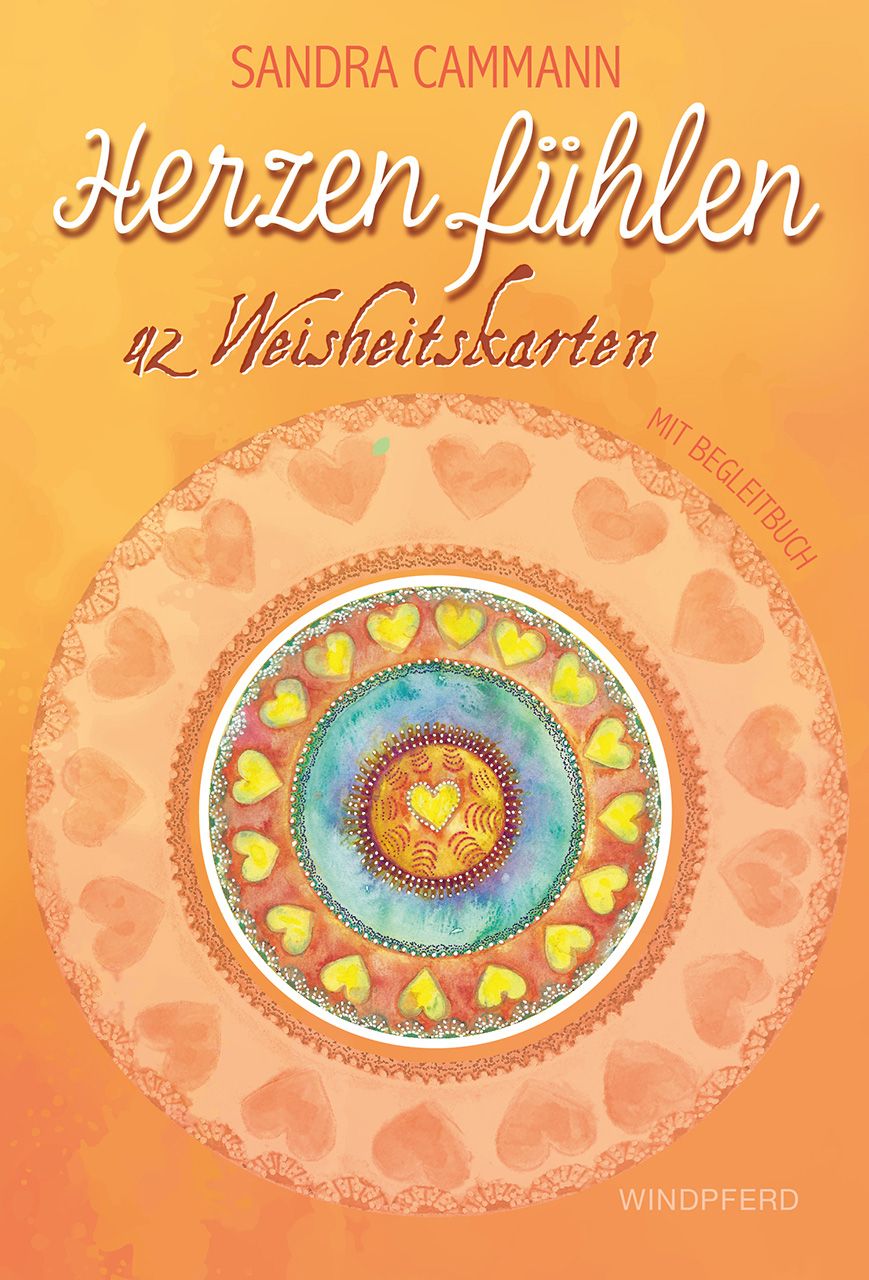 Buchcover: "Herzen fühlen – Weisheitskarten". Autorin: Sandra Camman. Orangefarbener Hintergrund mit Herz-Illustrationen und Begleitbuch-Hinweis.