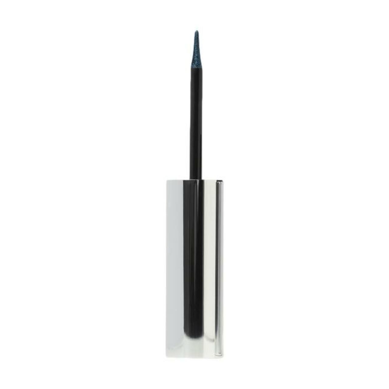 Eyeliner mit Applikator. Der Applikator hat eine schwarze Spitze und einen silbernen Griff. Die Eyeliner-Farbe ist dunkelblau.