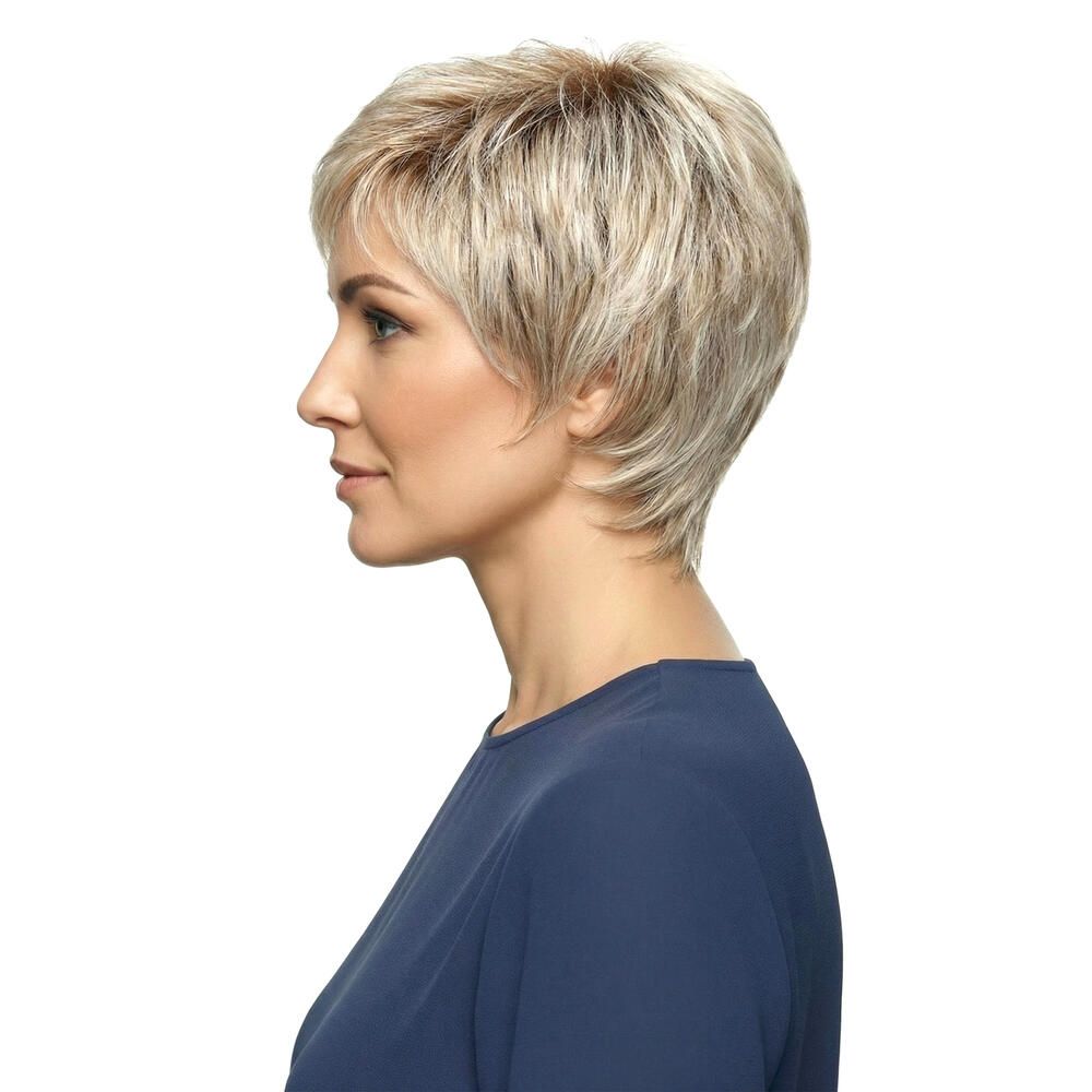 Kurzhaarperücke, blond, Seitenansicht einer Frau. Die Perücke hat einen kurzen Pony und eine natürliche Haarfarbe.