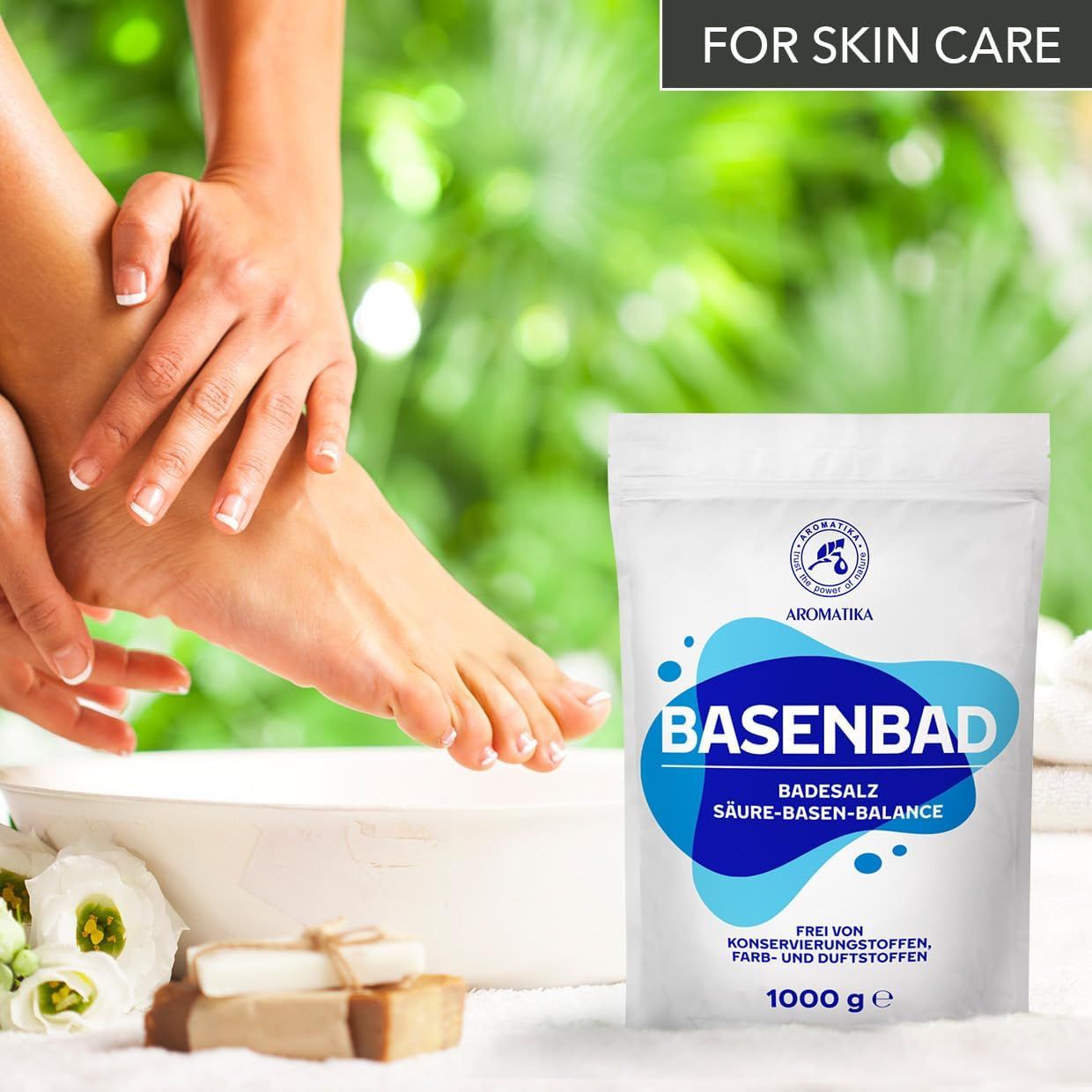 Weiße Verpackung mit blauem Design. BASENBAD, Badesalz, Säure-Basen-Balance. Logo: AROMATIKA. Füße in Schüssel. Seife. Text: Frei von Konservierungsstoffen, Farb- und Duftstoffen. 1000 g.