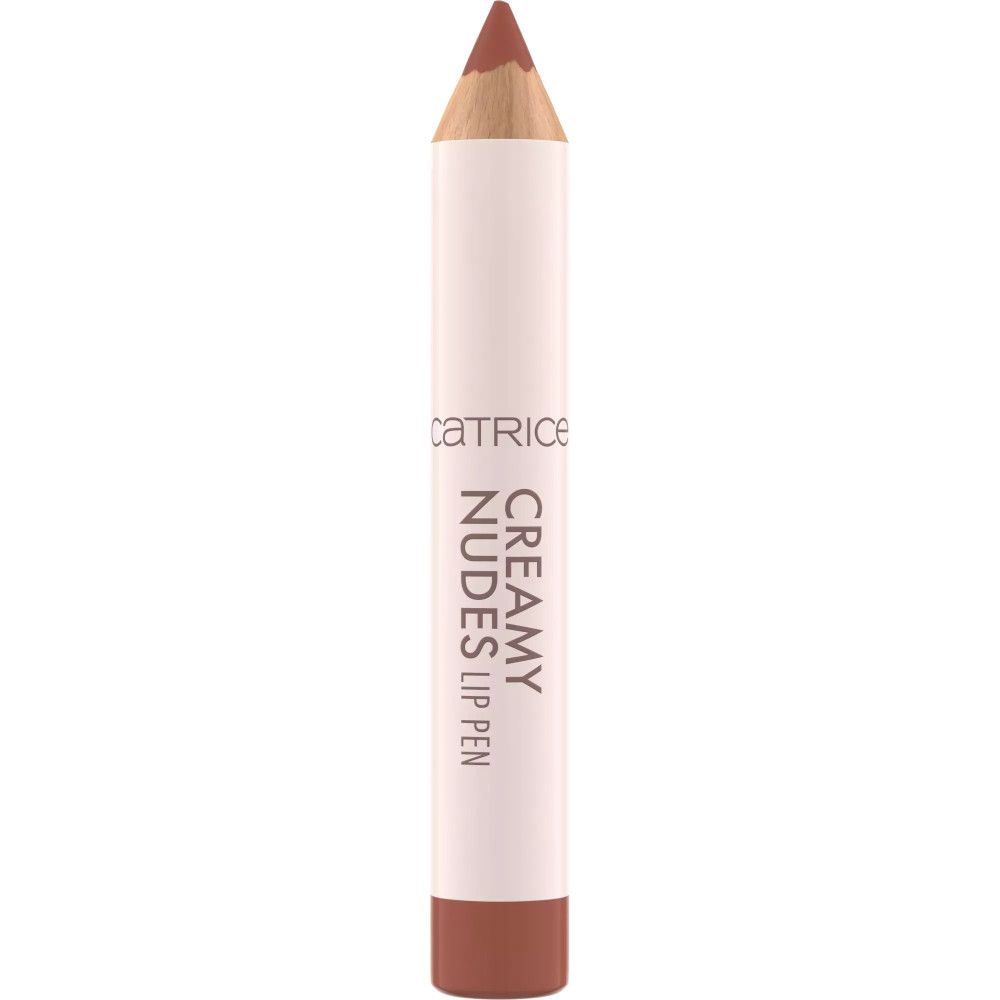 Lippenkonturenstift mit Holzschaft. Spitze und unterer Teil in Nude-Farbe. Aufschrift: CATRICE CREAMY NUDES LIP PEN.