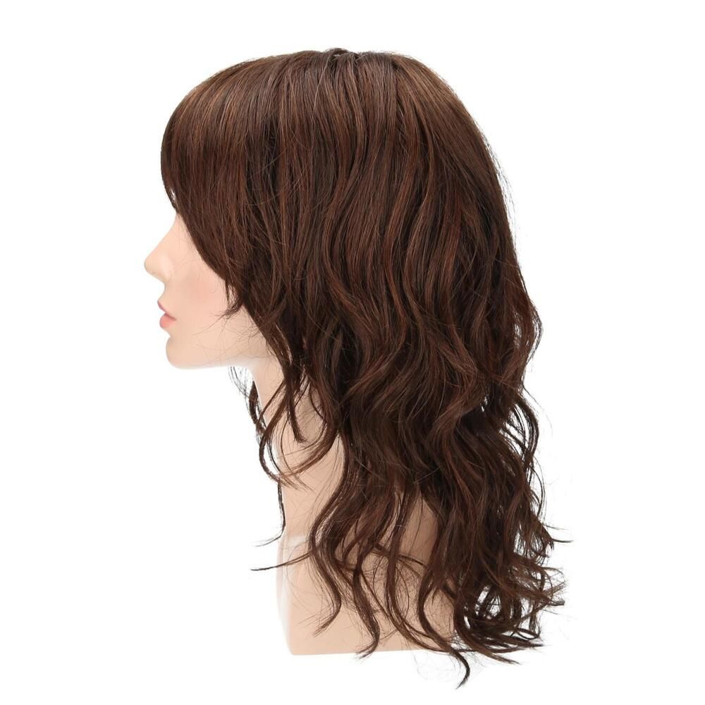 Perücke Estelle von trendhair, braun, mit Pony, auf einem Schaufensterkopf. Seitenansicht.