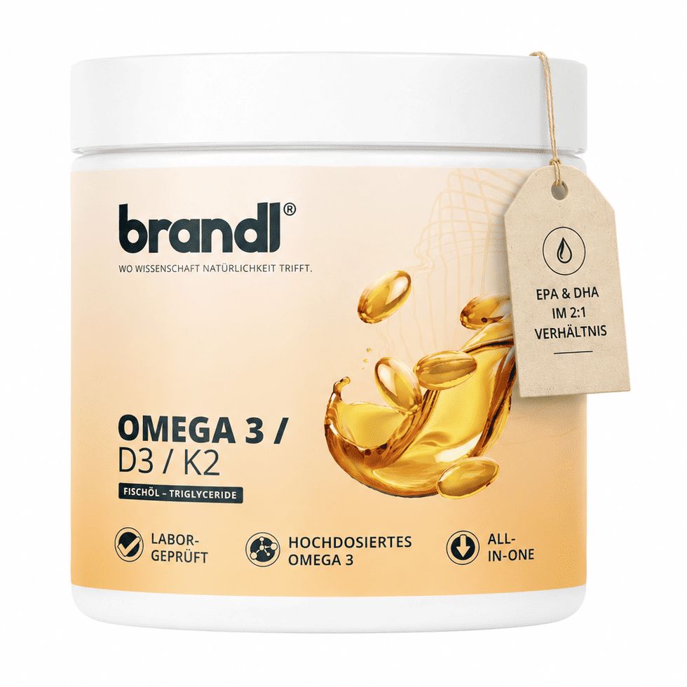 Weißes Produktglas mit Kapseln. Text: brandl, Omega 3 D3/K2. Fischöl-Triglyceride. Laborgeprüft. EPA & DHA 2:1 Verhältnis.