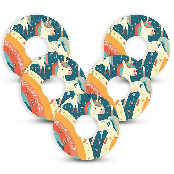 Mehrere runde Pflaster mit Einhorn-Design. Jedes Pflaster hat ein Loch in der Mitte und ist mit einem bunten Regenbogen verziert.