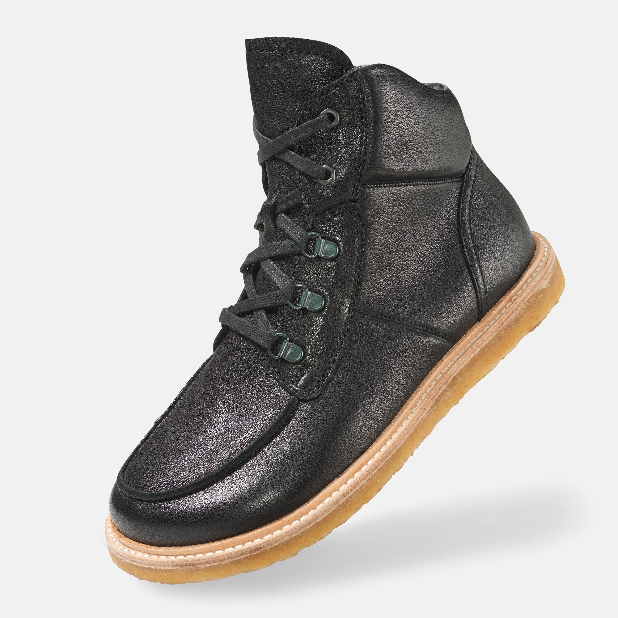 Schwarze Stiefelette mit Schnürung und heller Sohle. Lederoptik. Schuh leicht schräg gestellt.