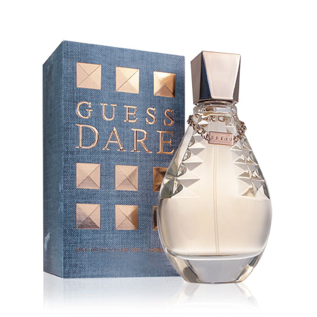 Parfümflasche und Verpackung. Flasche mit goldfarbenem Verschluss und Kette. Verpackung mit quadratischen Verzierungen und Schriftzug GUESS DARE.