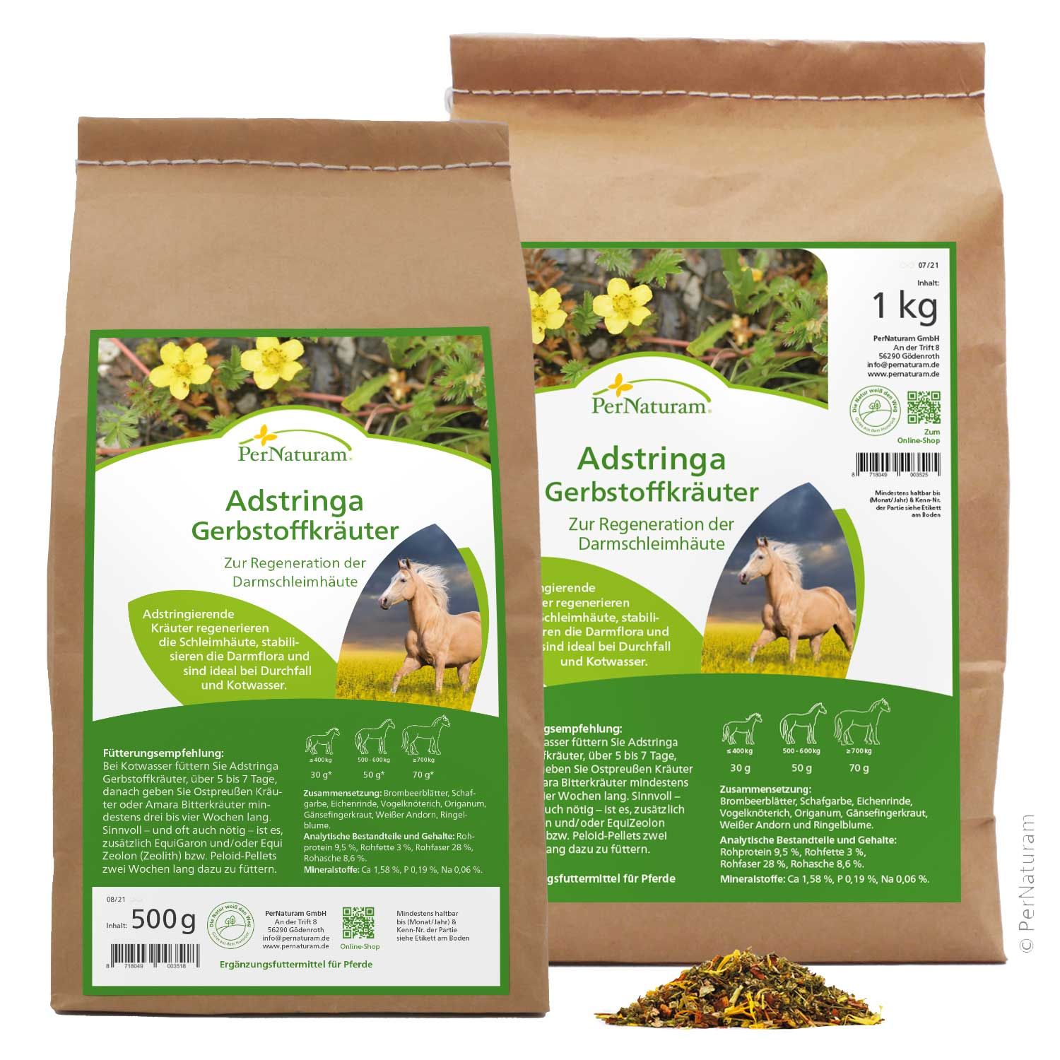 Zwei Beutel Adstringa Gerbstoffkräuter. Aufschrift PerNaturam. Grün-weiße Etiketten mit Produktinformationen und einem Pferd.