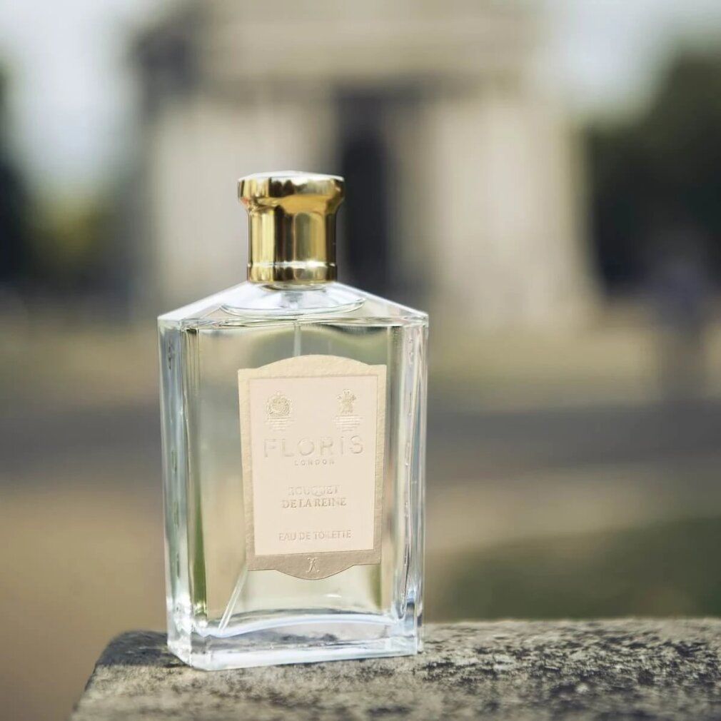Floris Eau de Toilette Flakon auf Stein. Goldener Verschluss, Etikett mit königlichem Wappen.