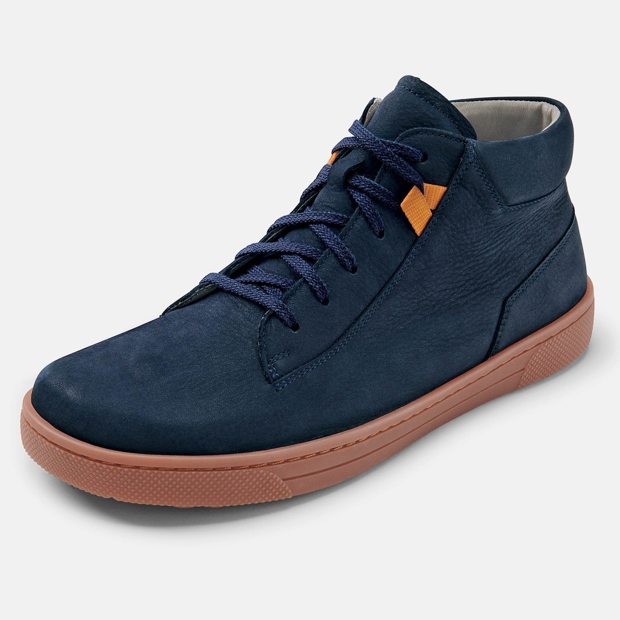 Blaue Stiefelette mit brauner Sohle. Schnürsenkel und orangefarbene Details. Hellgrauer Hintergrund.