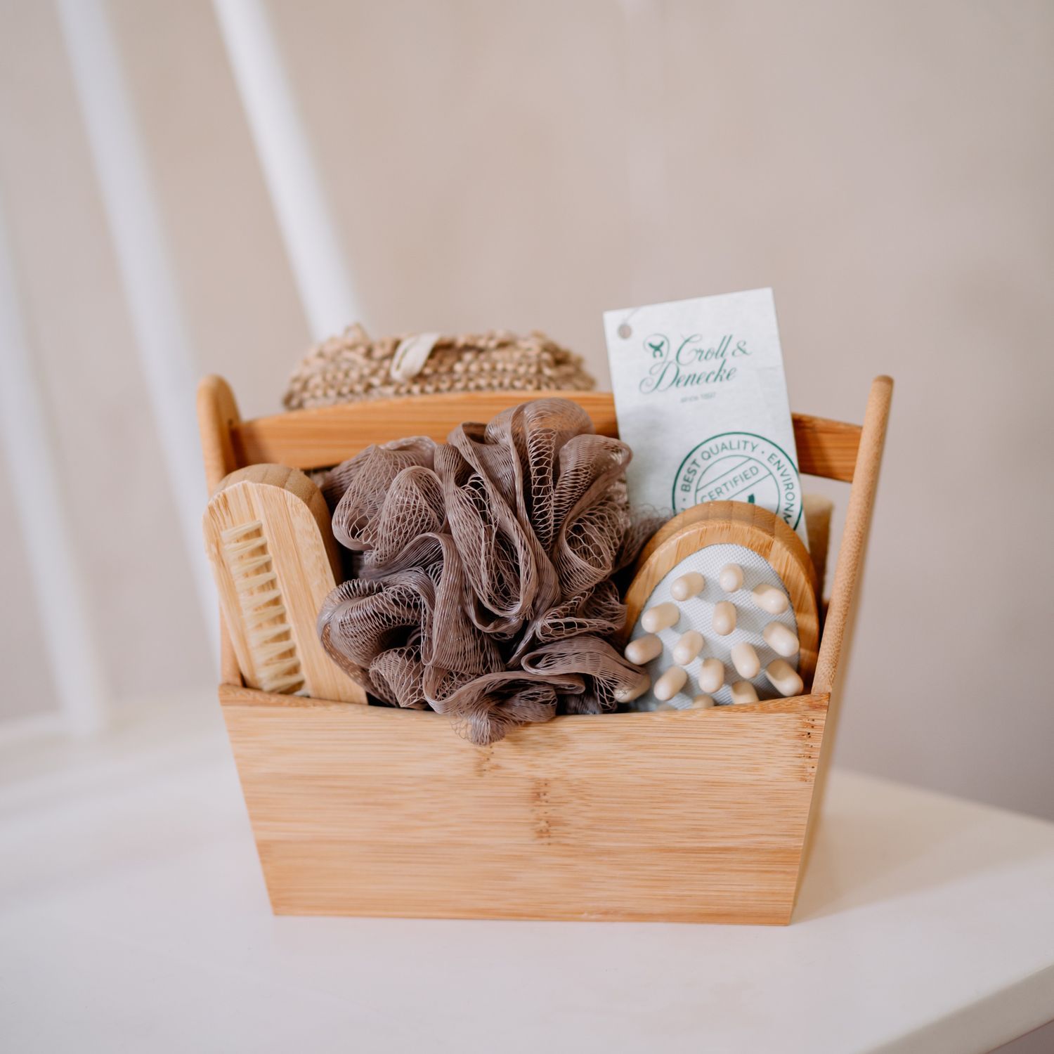 Bambus-Geschenkset mit sechs Badeaccessoires, inklusive Luffa, Bürsten und Massagegerät.