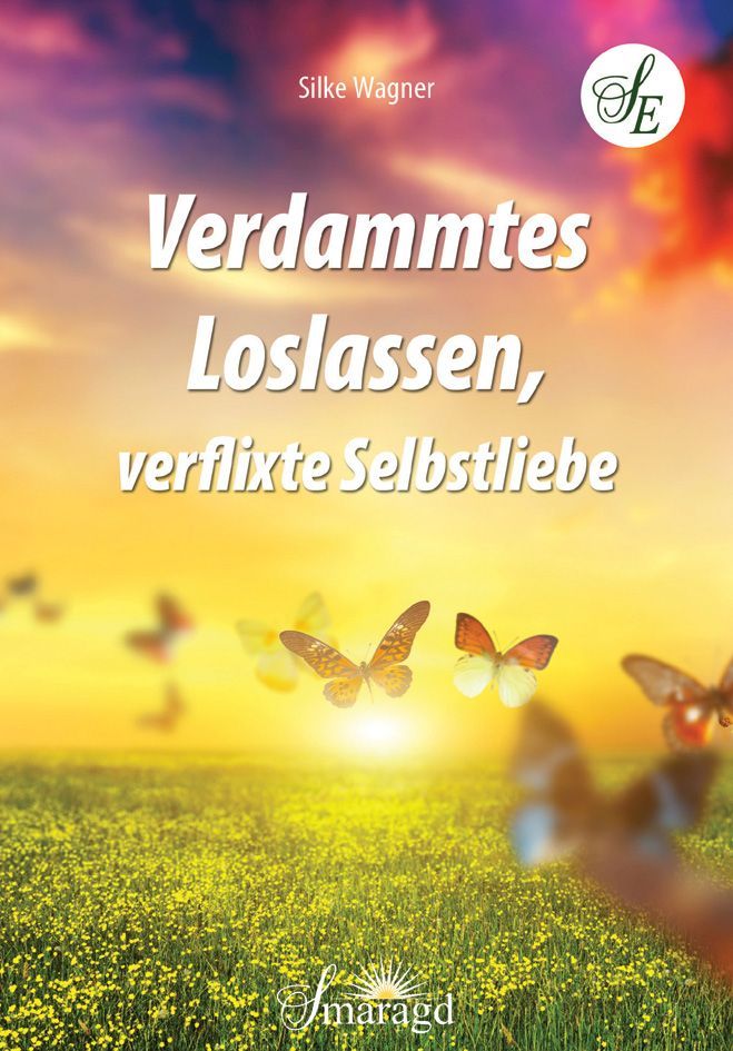 Buchcover mit Titel: Verdammtes Loslassen, verflixte Selbstliebe. Autor: Silke Wagner. Hintergrund: Wiese, Schmetterlinge, Sonnenuntergang.