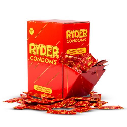 Rote Schachtel mit Ryder Kondomen. Geöffnete Schachtel mit Kondomen. Einzelne Kondome liegen verstreut.