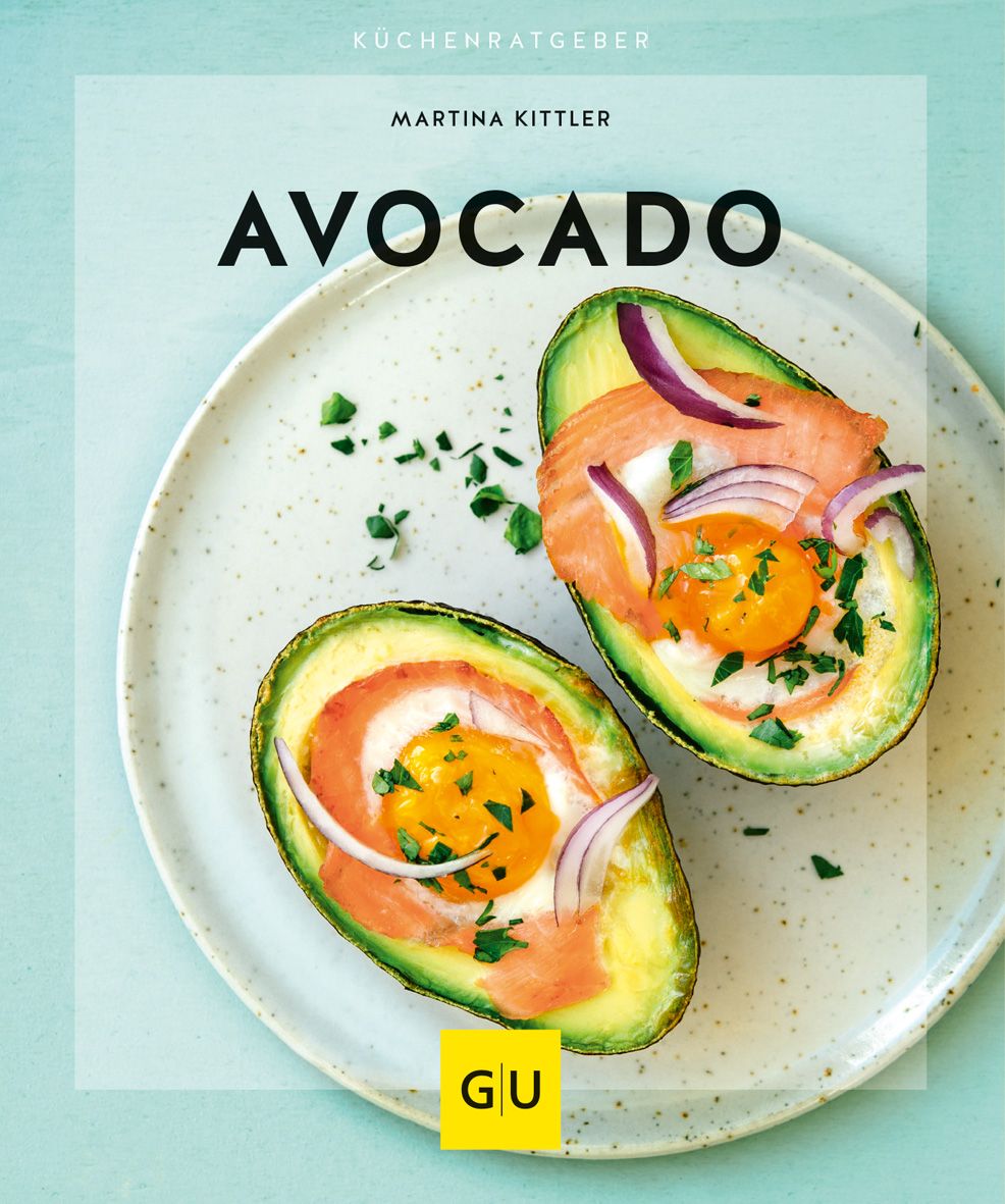 Halbierte Avocado mit Ei und Lachs auf einem Teller. Titel: Avocado. Autor: Martina Kittler. Verlag: GU.