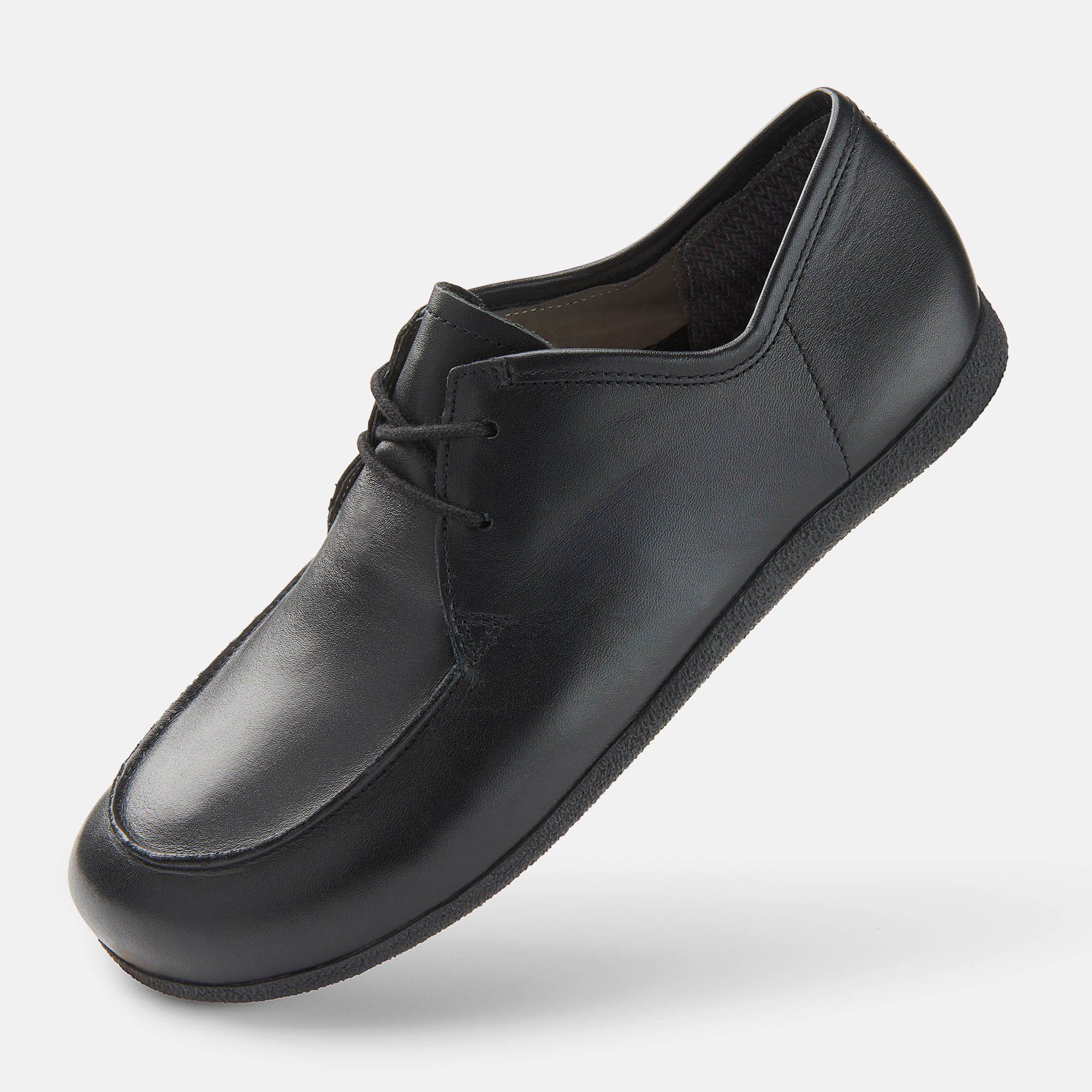 Schwarzer Schnürschuh, breite Passform. Glattes Leder, runde Zehenkappe, flache Sohle. Schnürsenkel. Schuh schräg.
