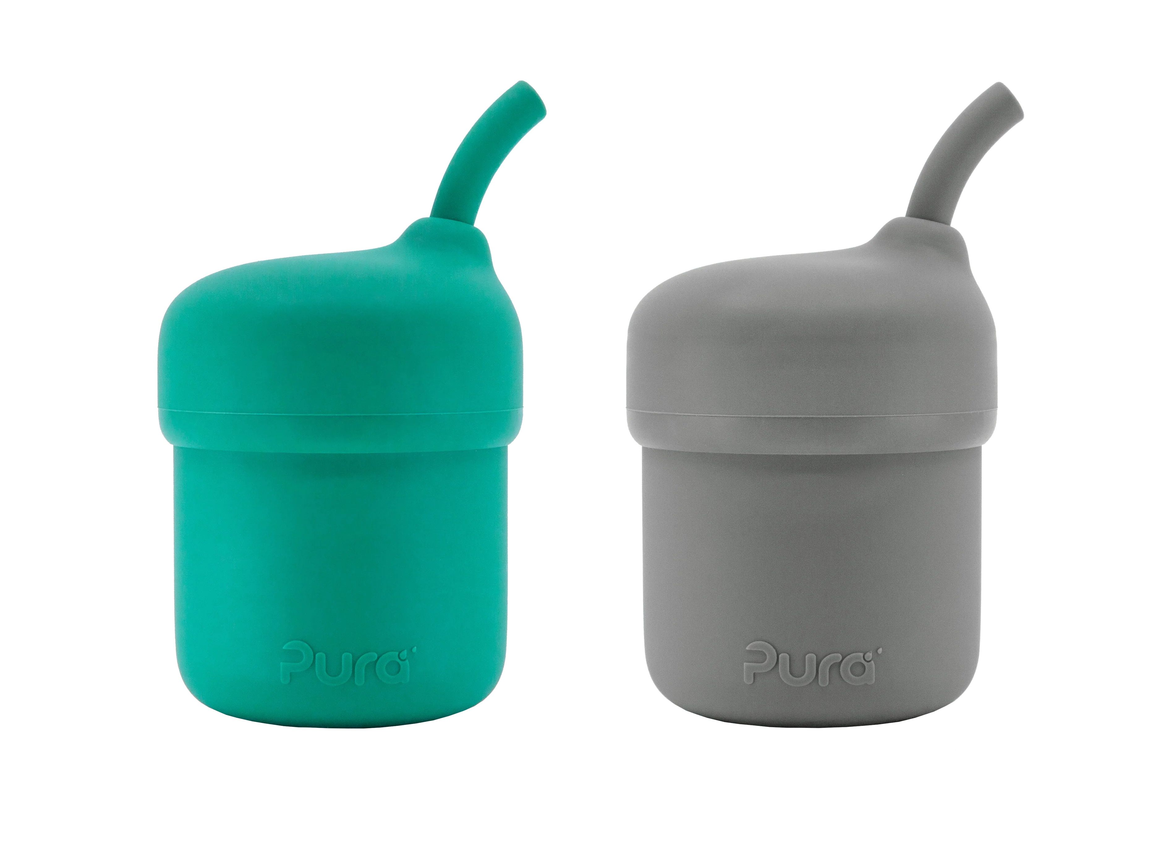 Zwei Silikonbecher mit Strohhalm. Einer mintgrün, einer grau. Beide haben den Schriftzug "Pura".