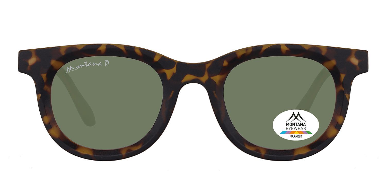 Sonnenbrille mit braunem Rahmen und grünen Gläsern. Auf einem Glas ist ein Aufkleber mit Logo und Schriftzug "Montana Eyewear Polarized" angebracht.