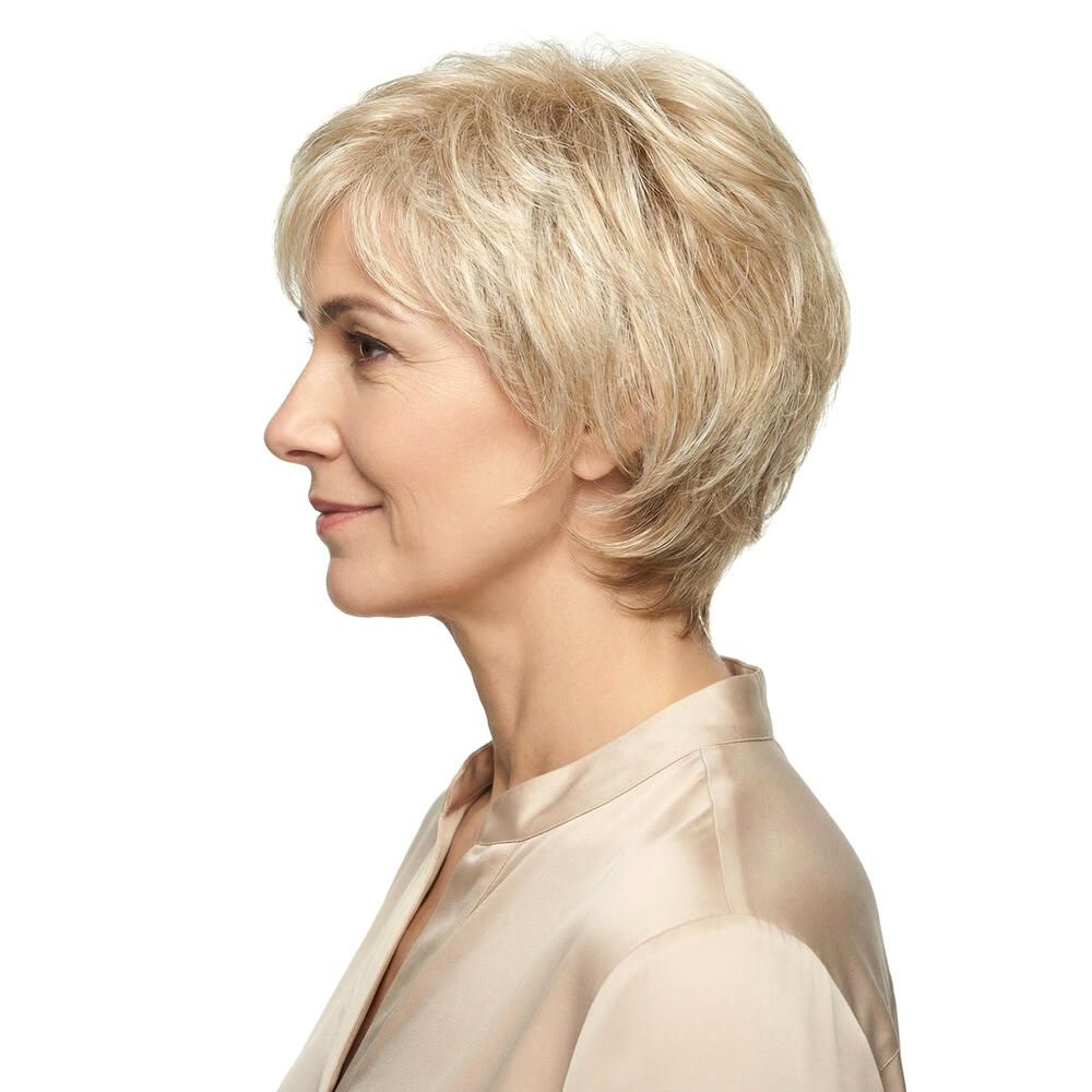 Kurzhaarperücke, blond, seitliche Ansicht einer Frau. Die Perücke MERAN von DELUXE.