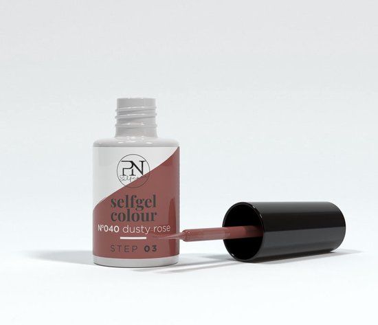 Nagellackflasche mit Pinsel. Aufschrift: PN Selfgel Colour N°040 Dusty Rose. Deckel liegt daneben.