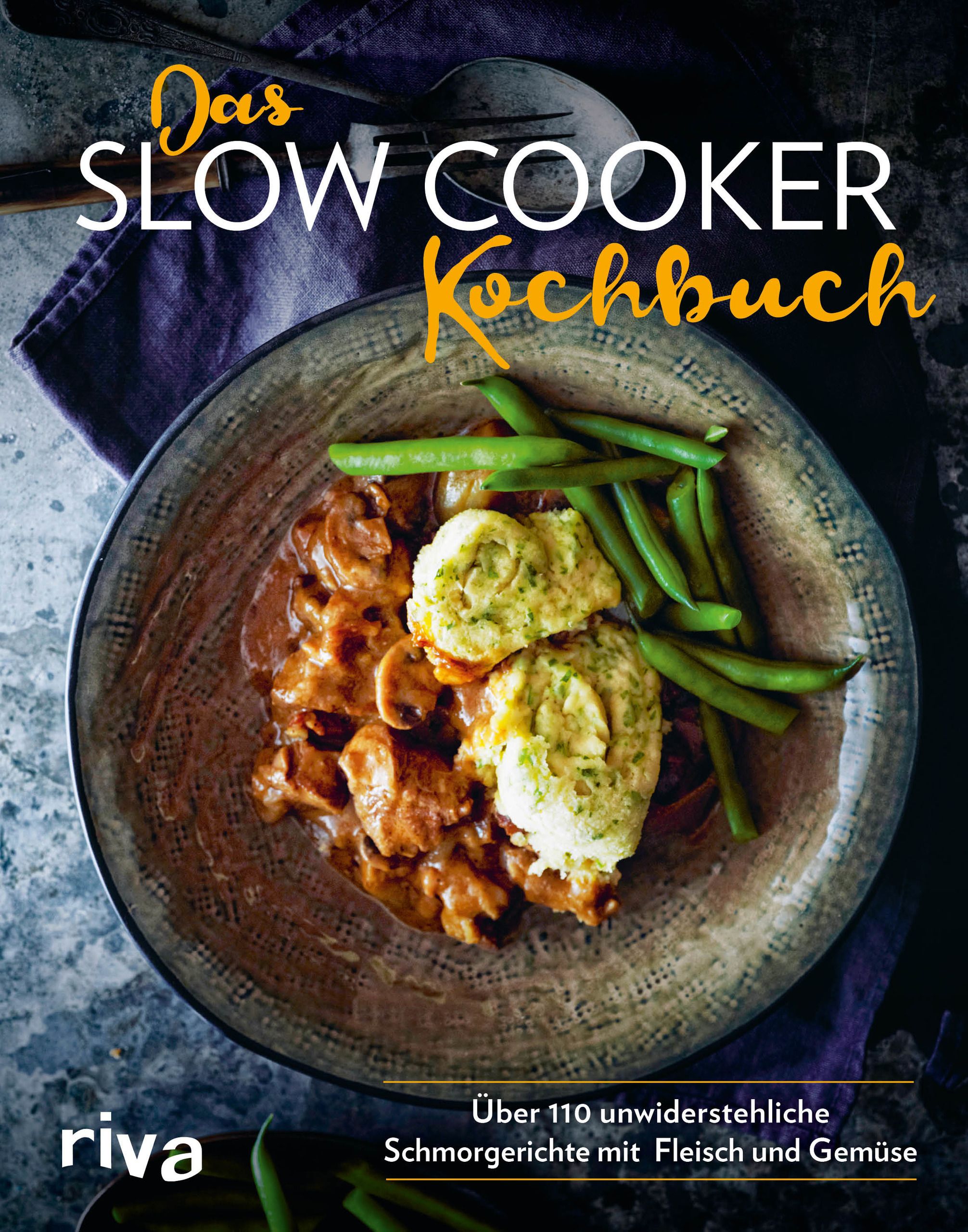 Kochbuch mit Titel "Das Slow Cooker Kochbuch". Auf dem Cover Essen in einer Schüssel. Untertitel: Über 110 unwiderstehliche Schmorgerichte mit Fleisch und Gemüse. Riva Logo.