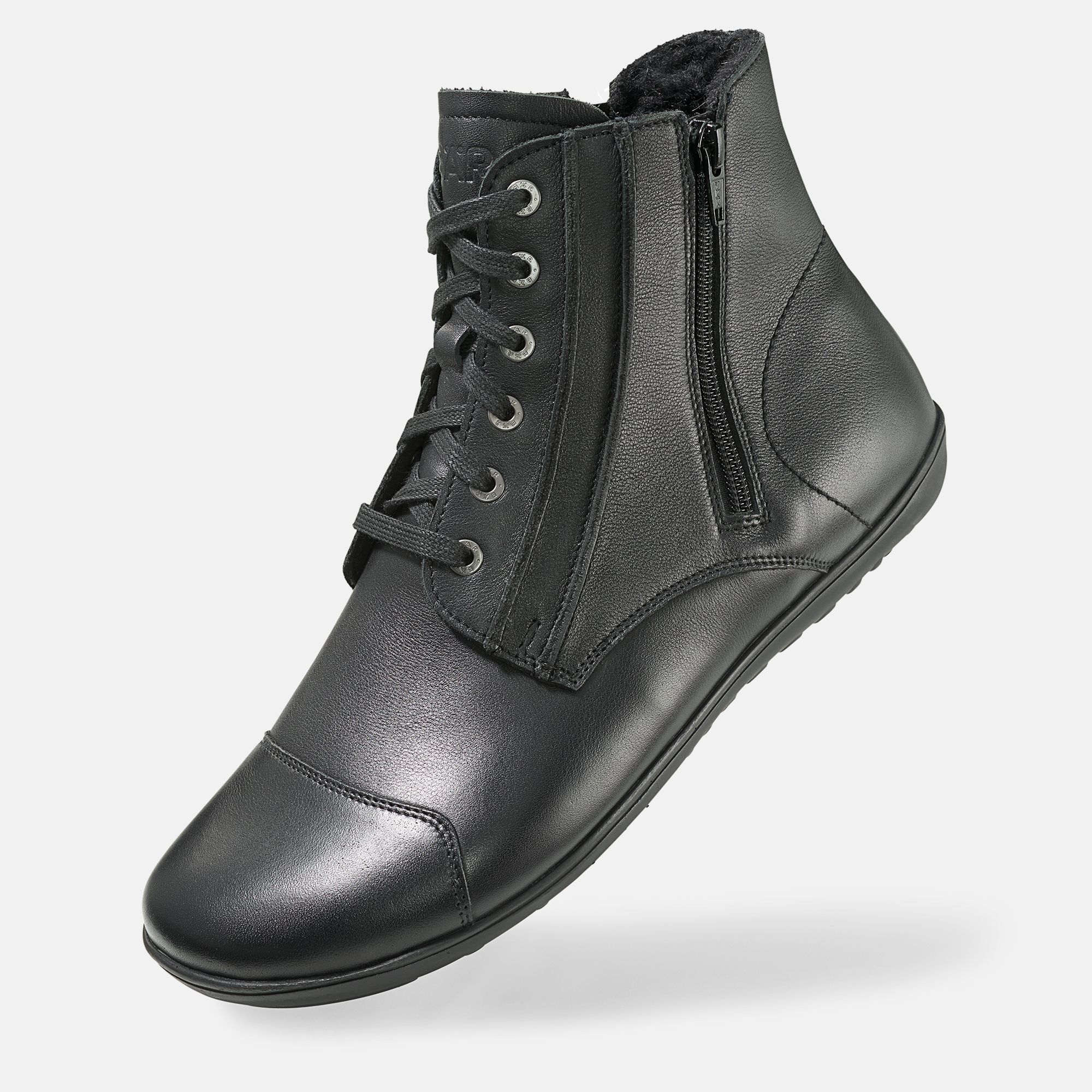 Schwarze Stiefelette mit Schnürung und Reißverschluss. Breite Passform. Leder. Schuh von der Seite.