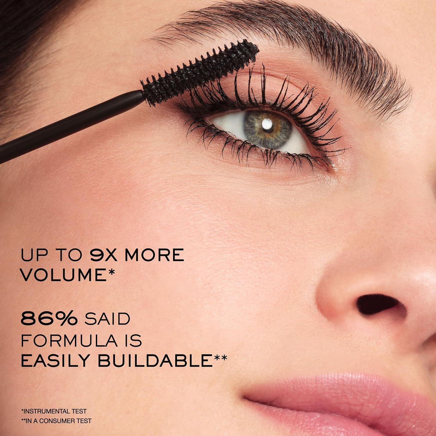Auge mit Mascara. Text: Up to 9X More Volume. 86% said formula is easily buildable.