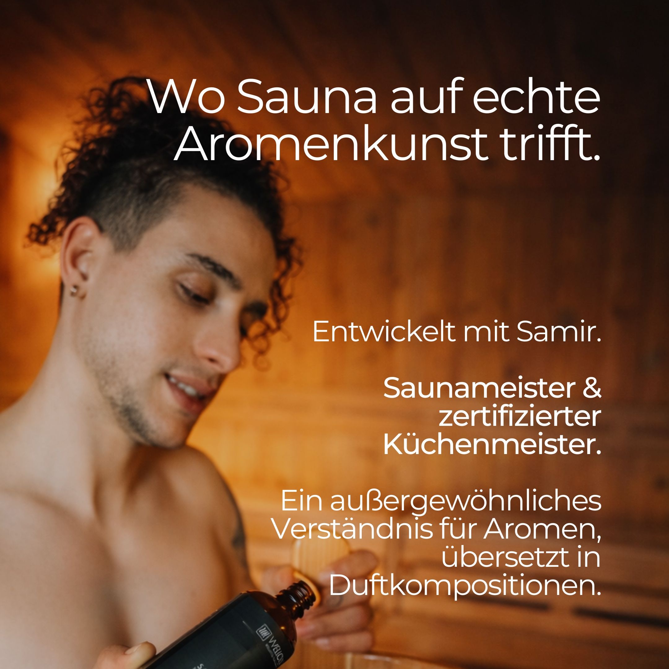 Mann in Sauna, hält Flasche. Text: Wo Sauna auf echte Aromenkunst trifft. Entwickelt mit Samir. Saunameister & zertifizierter Küchenmeister.