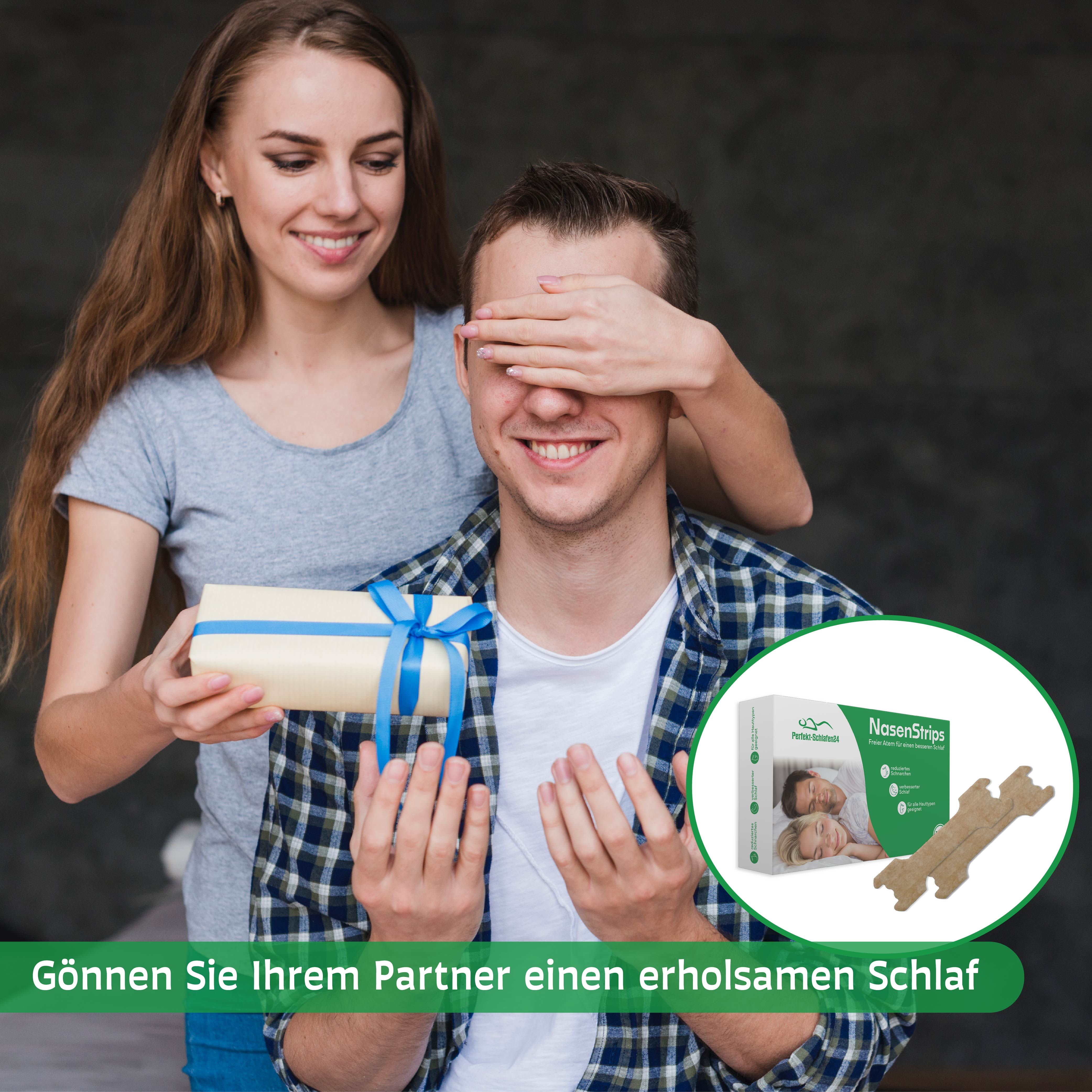 Ein Mann bekommt ein Geschenk von einer Frau. Auf dem Tisch liegt eine Packung Nasenstrips.