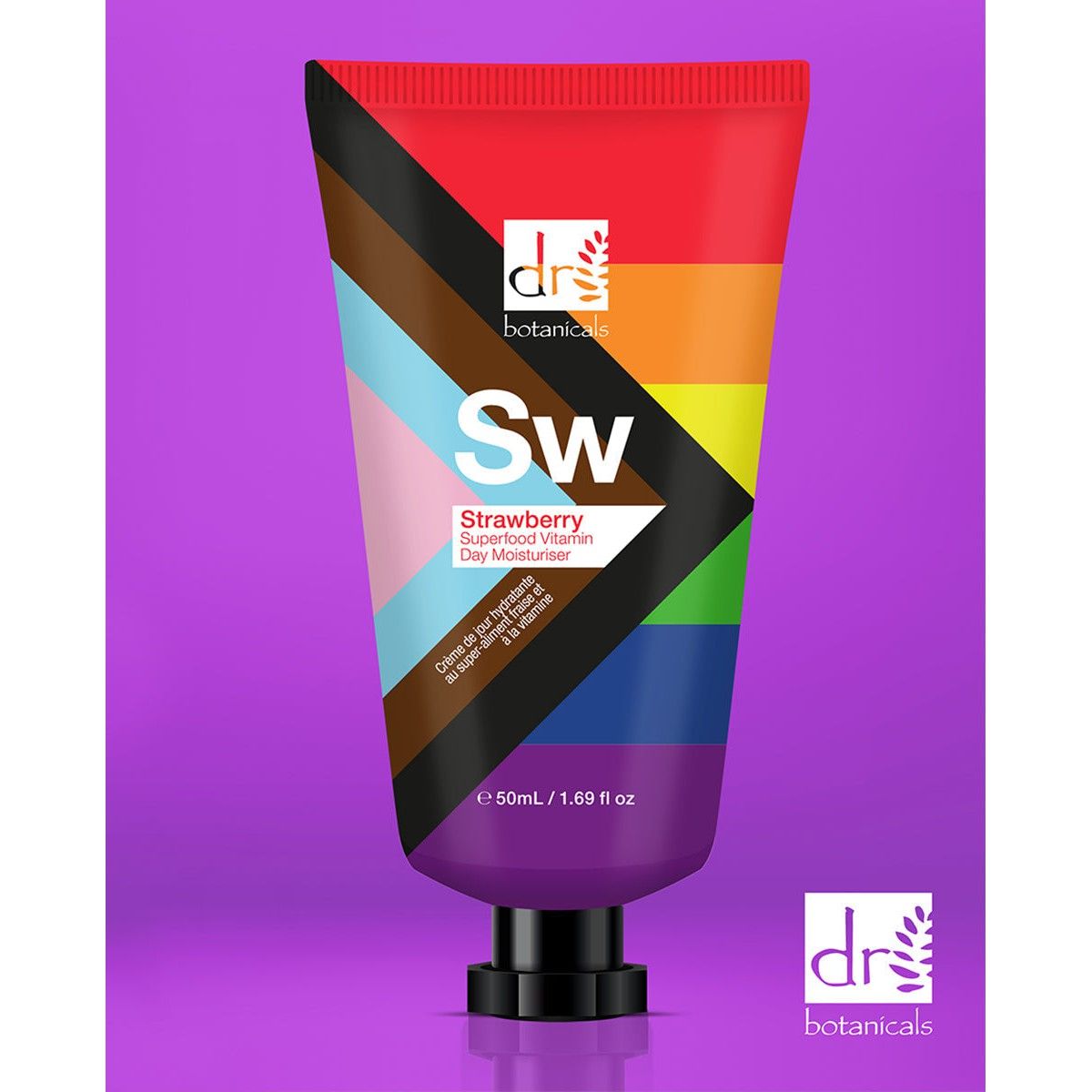 Tube mit farbenfrohem Design. Aufschrift: Dr Botanicals, Sw, Strawberry Superfood Vitamin Day Moisturiser. Lila Hintergrund.