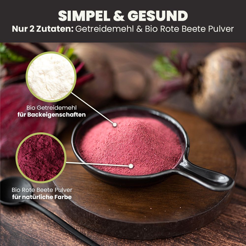 Schwarze Schale mit rotem Pulver. Bio Getreidemehl und Bio Rote Beete Pulver. Text: Simpel & Gesund. Nur 2 Zutaten.
