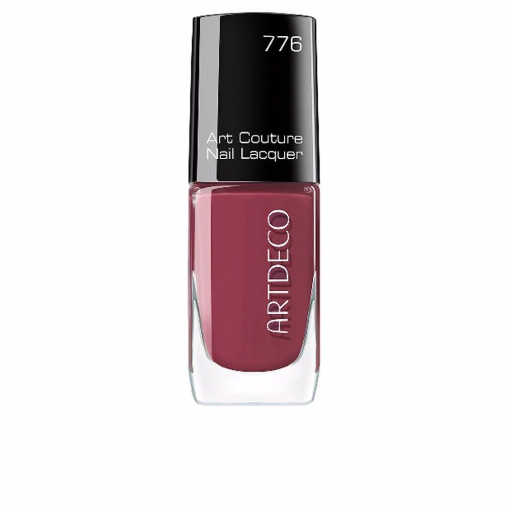 Nagellackflasche, burgunderrot. Schwarzer Deckel, transparente Glasflasche. Aufschrift: ARTDECO, Art Couture Nail Lacquer, 776.