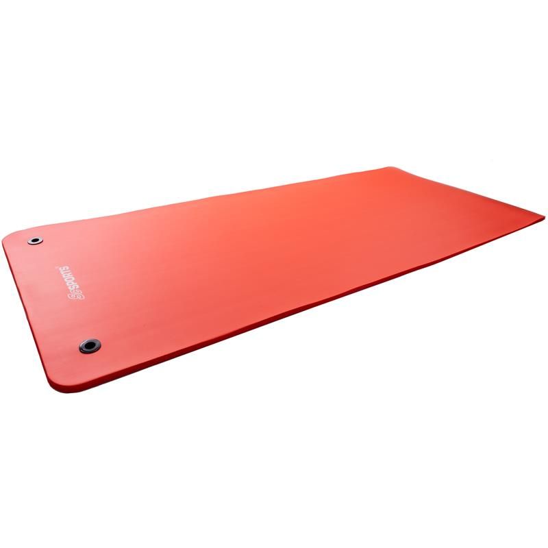 Ausgebreitete rote Gymnastikmatte mit ScSPORTS-Logo und zwei Ösen. Rechteckige Form.