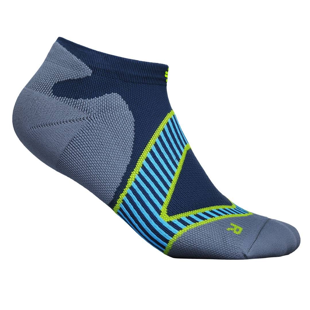 Grau-blaue Laufsocke. Blaue und hellblaue Streifen mit gelben Akzenten. "R" auf der Socke.