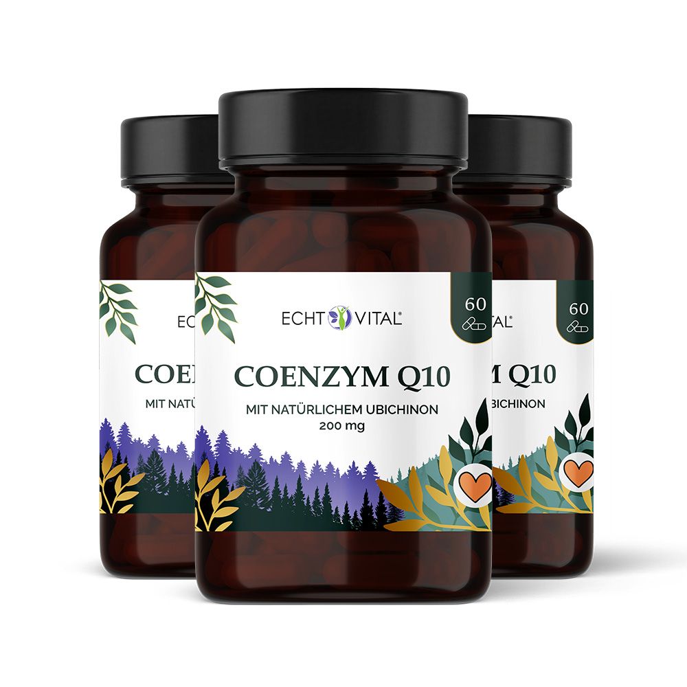 Drei braune Flaschen mit Kapseln. Aufschrift: Echt Vital Coenzym Q10. Mit natürlichem Ubichinon. 60 Kapseln. Wald- und Blätter-Design.