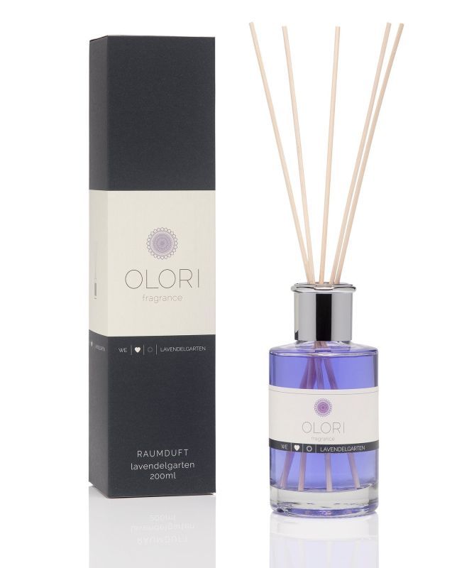 Raumduft-Flakon mit Lavendelduft und Holzstäbchen. Schwarze Verpackung mit Produktinformationen und Logo.