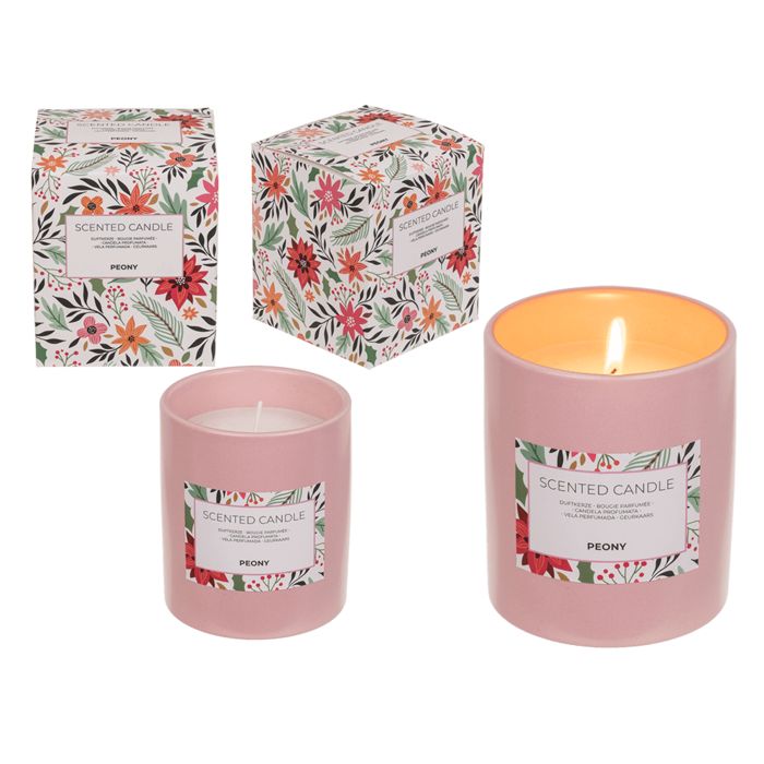 Roze geurkaars met etiket en bloemenverpakking. Opschrift: Scented Candle, Peony. Kaars brandt. Twee verpakkingen.