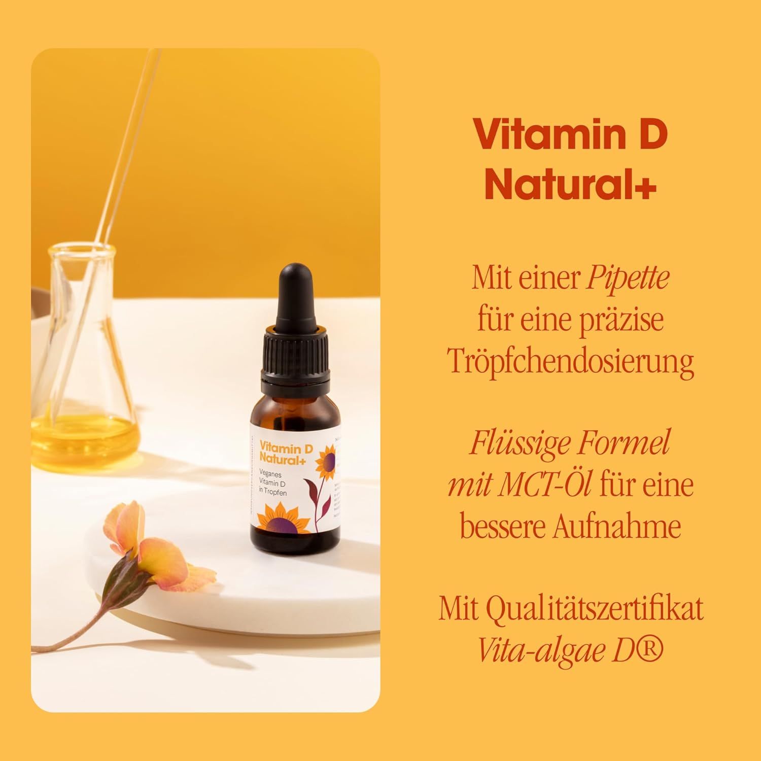 Braune Glasflasche mit Tropfer. Aufschrift: Vitamin D Natural+. Neben der Flasche ein Becherglas. Text: Mit einer Pipette für präzise Dosierung.