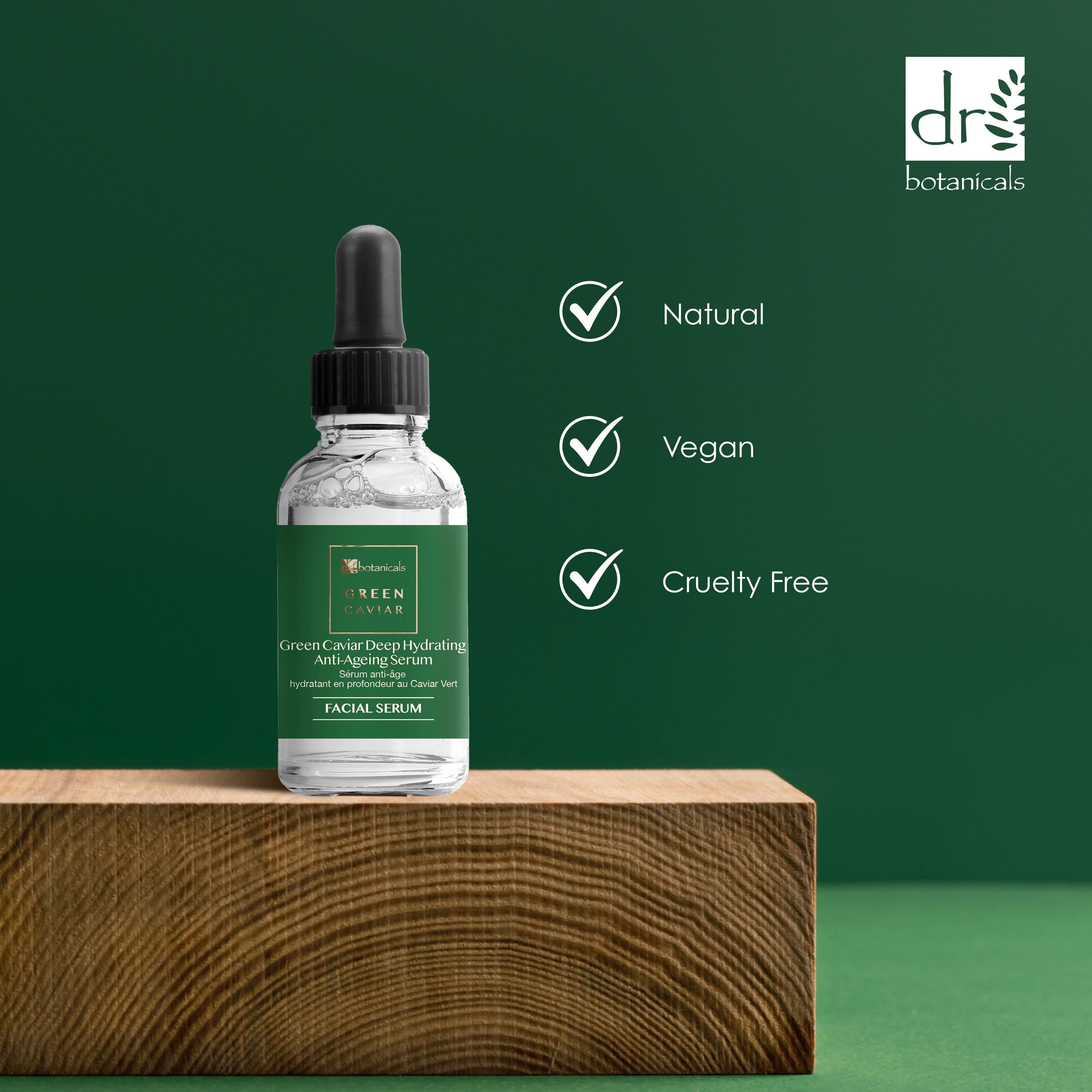 Serumflasche auf Holzblock. Text: Natural, Vegan, Cruelty Free. Grünes Etikett mit Text: Green Caviar Deep Hydrating Anti-Ageing Serum.