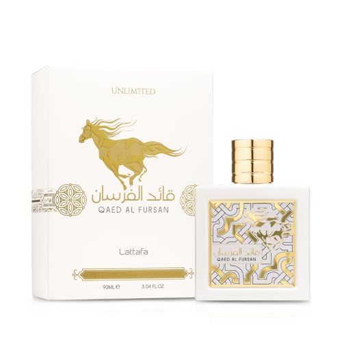 Qaed Al Fursan Eau de Parfum Flasche und Verpackung. Weiße Verpackung mit goldenem Pferd und Schriftzug. Flasche mit goldenem Deckel.